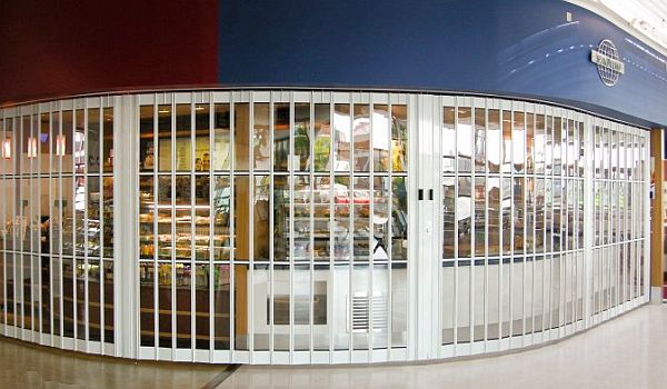 Sliding shutter covering a curved opening